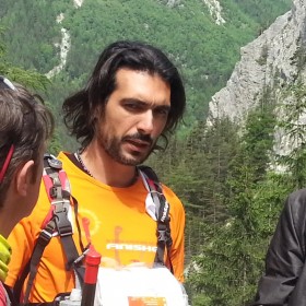 450 km a piedi in solitaria attraverso la storia